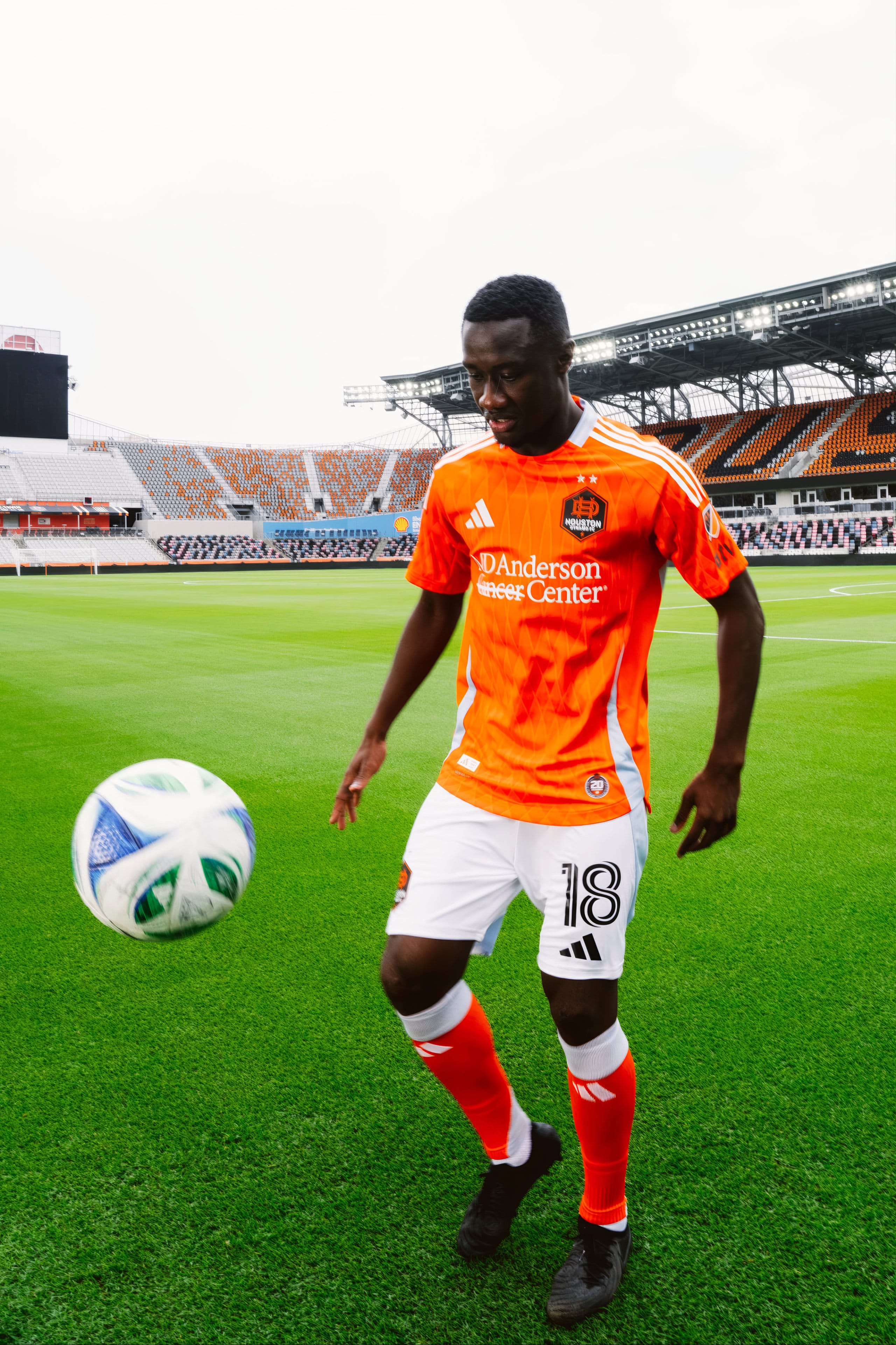Diadié Samassékou in the orange shirt, a portrait in the stadium